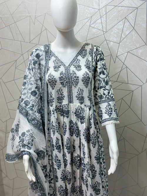 Aabroo Classic Print Anarkali Set